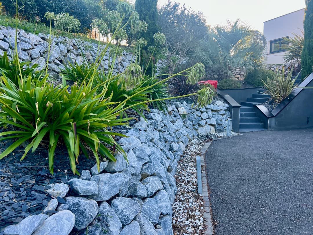 Aménagement d'une cour en enrobé noir à chaud propre et durable à Le Grès proche de Caubiac