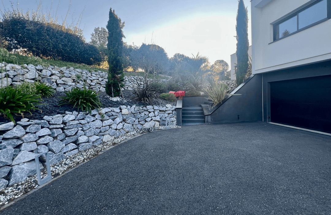 Allée de jardin en gravier stabilisé nidagravel réalisée par Esprit Paysages à Le Grès vers Pelleport