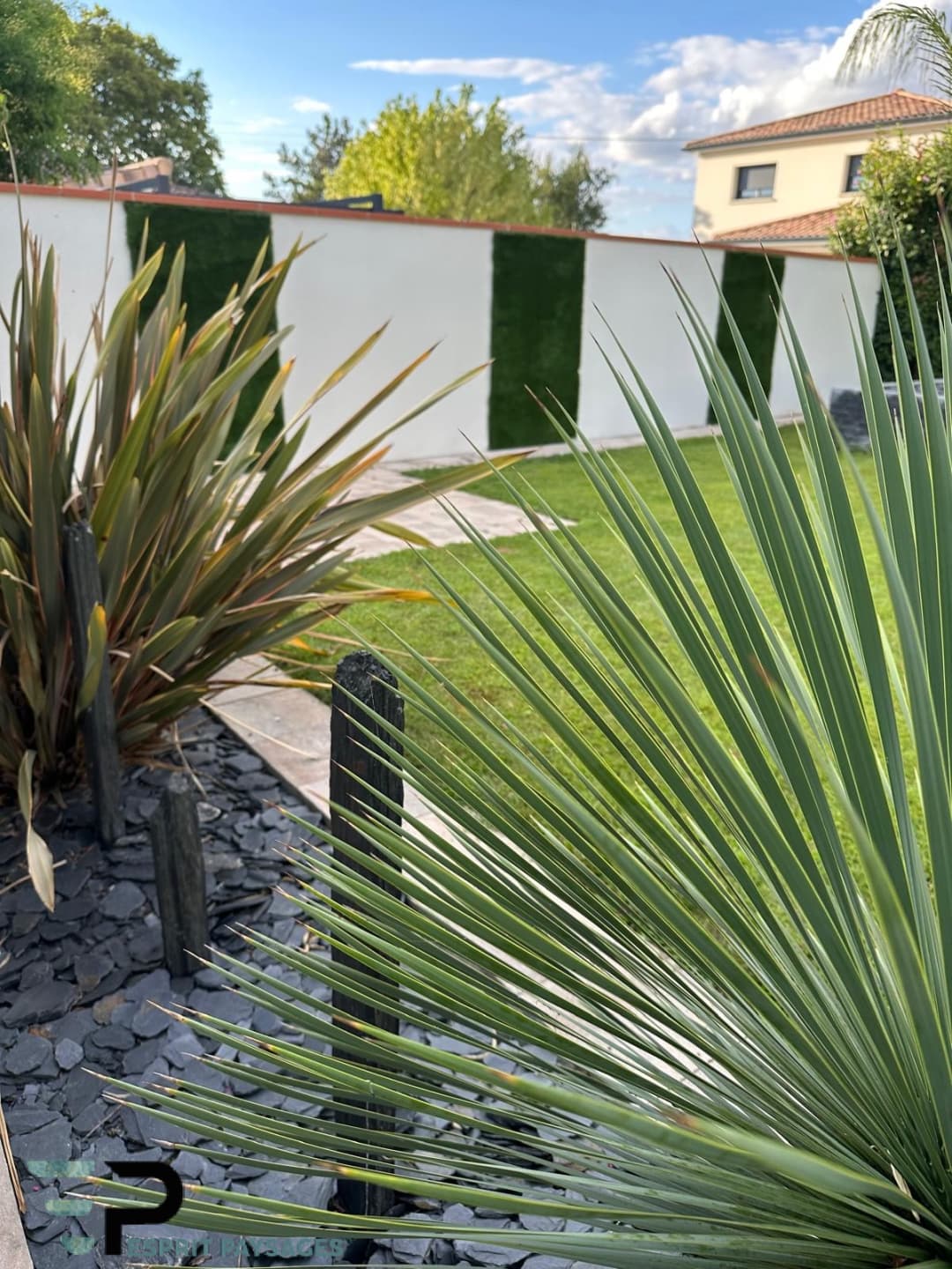 Aménagement paysager avec massif végétal luxuriant et paillage organique à Larcan (Saint-Gaudens)