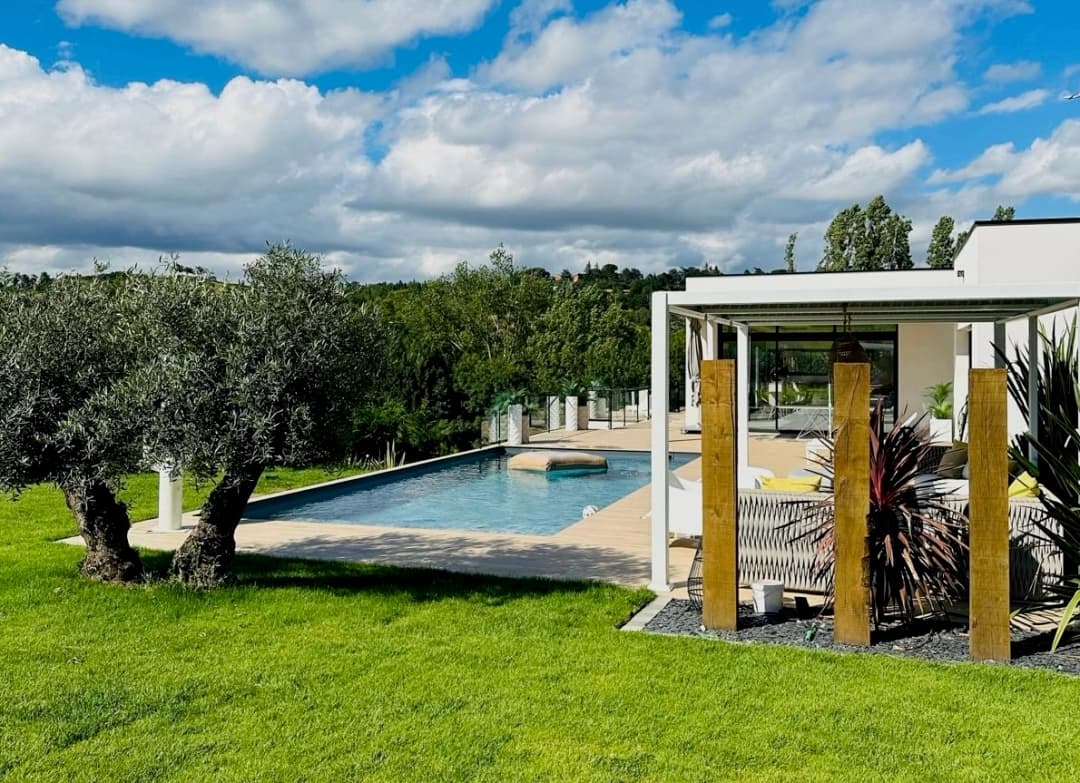 Décoration minérale de jardin avec rocailles et éclairage extérieur à Larcan proche de Lalouret-Laffiteau
