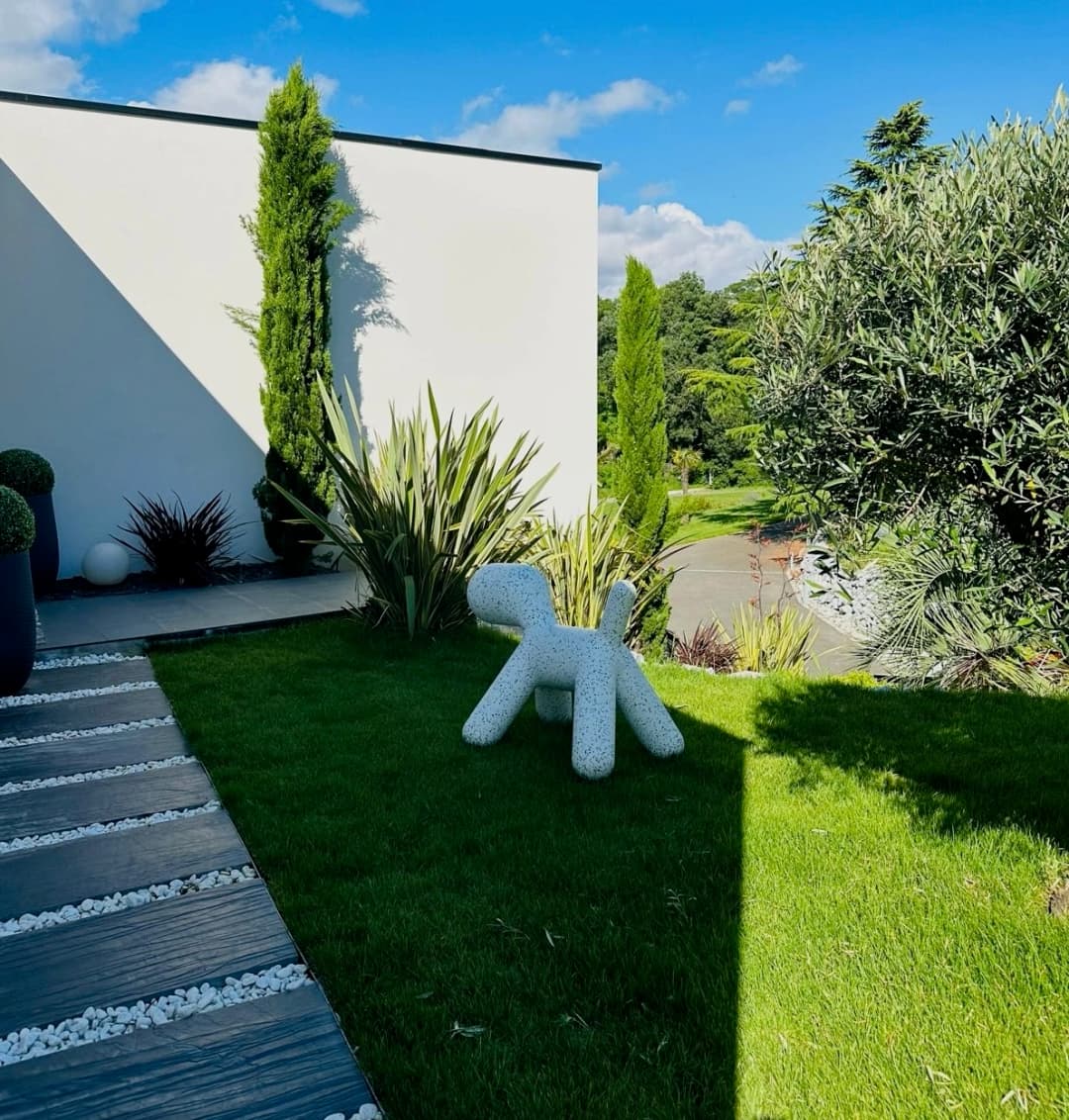 Entretien de jardin impeccable avec pelouse verte et arbustes taillés à Larcan par Esprit Paysages