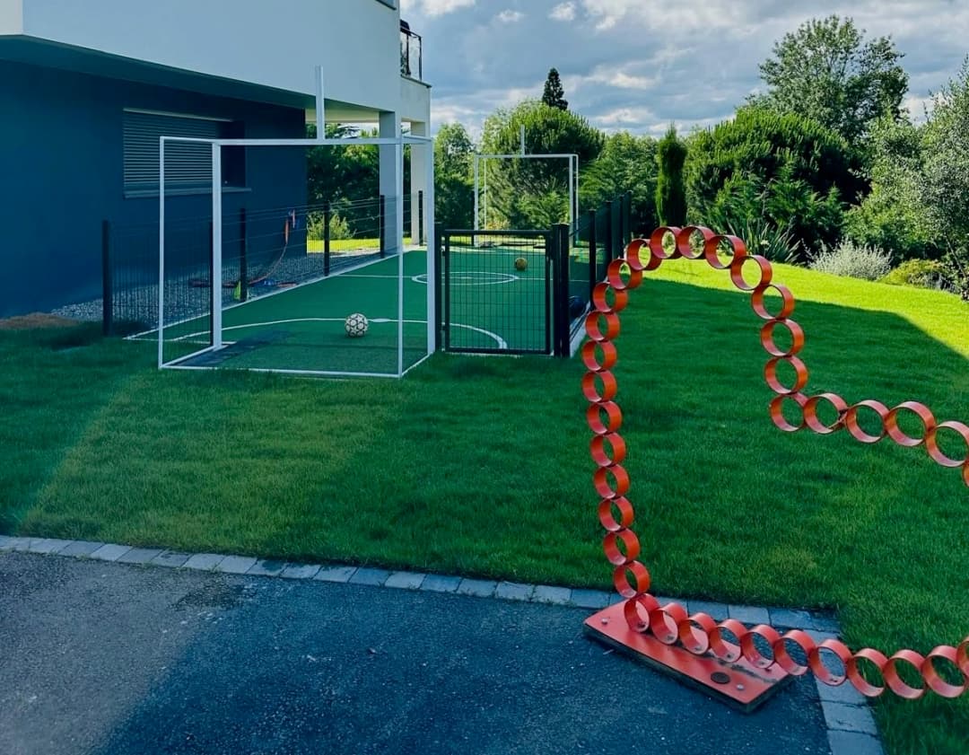 Pose de gazon en rouleaux pour une pelouse immédiate et parfaite dans un jardin à Larcan (Saint-Gaudens)
