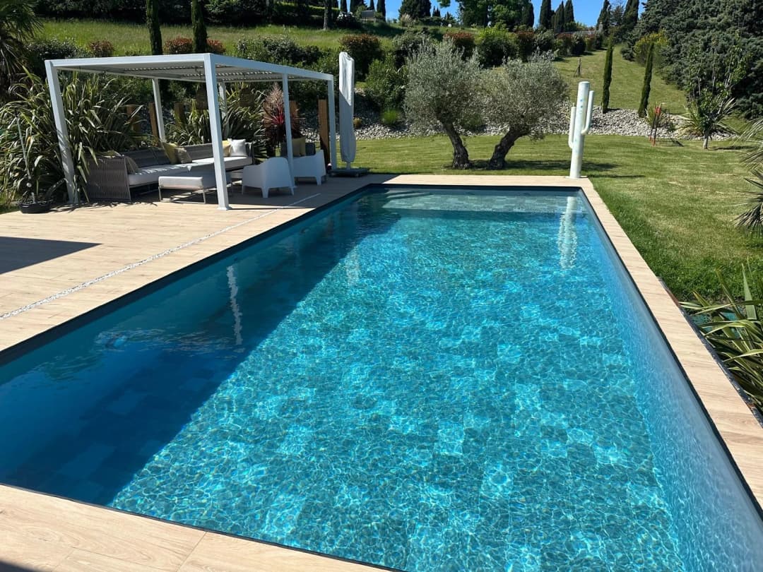 Construction d'une piscine d'exception en pierre de Bali réalisée par Esprit Paysages à Le Plan (Muret)