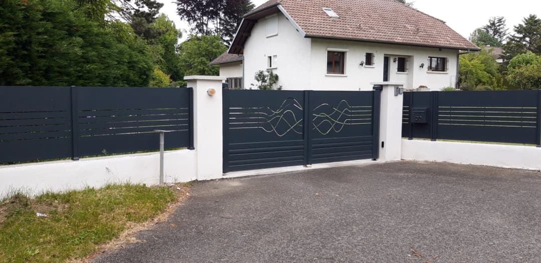 Installation d'un portail en aluminium gris anthracite motorisé à Le Grès (Toulouse)