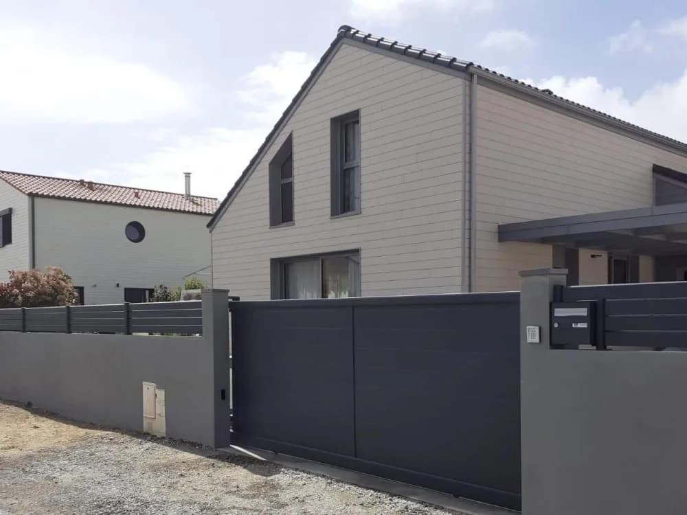 Pose d'une clôture rigide avec lattes d'occultation brise-vue à Le Grès proche de Caubiac