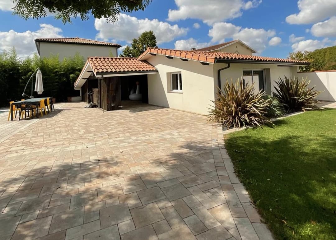 Pose d'une terrasse en travertin Opus Romain à Cintegabelle (Muret) pour un style authentique