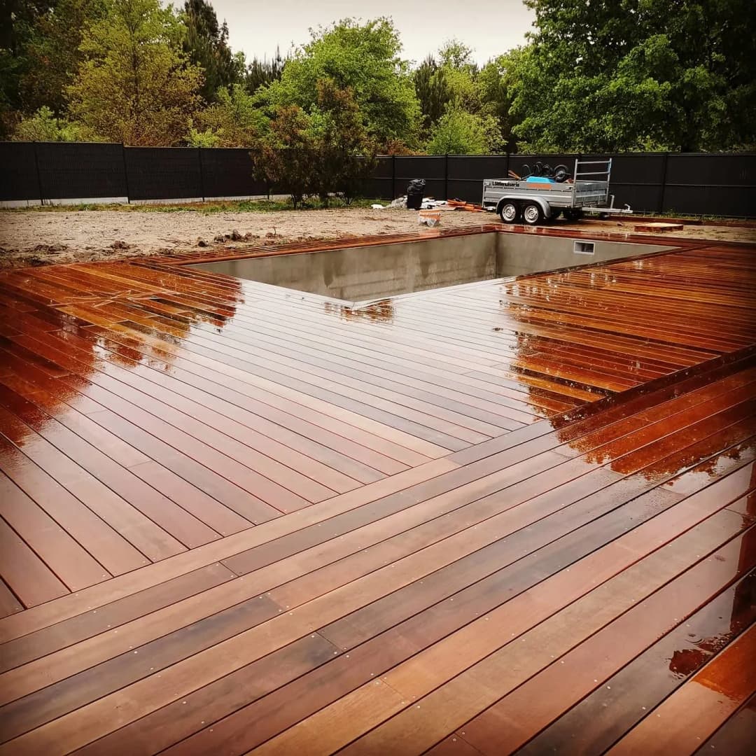 Installation d'une terrasse en bois composite sur plots réglables à Cintegabelle proche de Mauvaisin