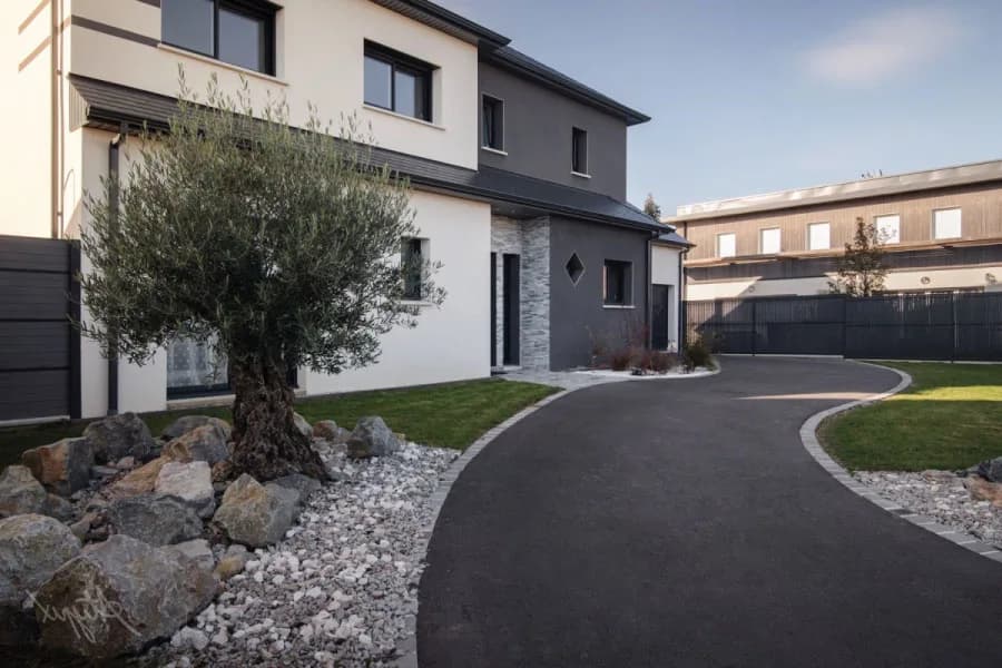 Allée pavée élégante aménagée autour d'une maison