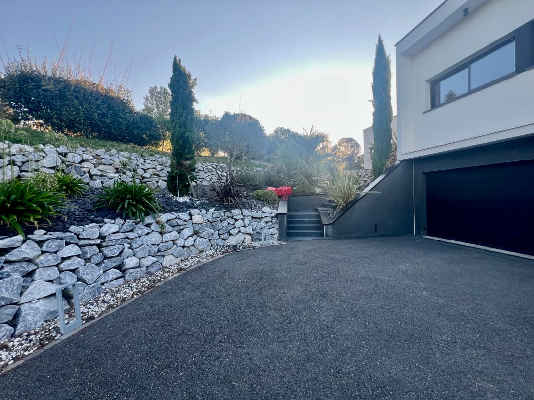 Allée en gravier stabilisé, finition naturelle