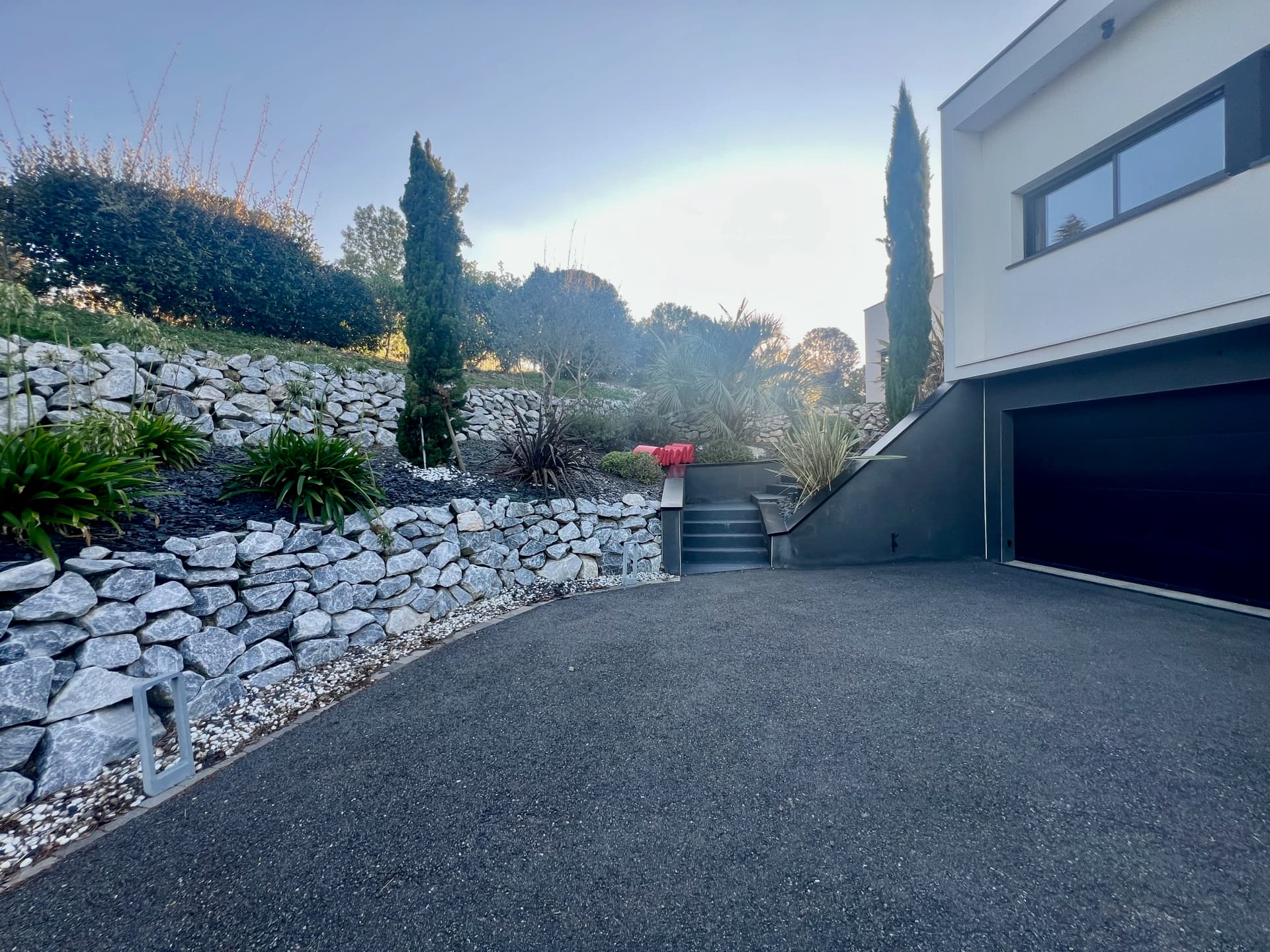 Allée en béton désactivé