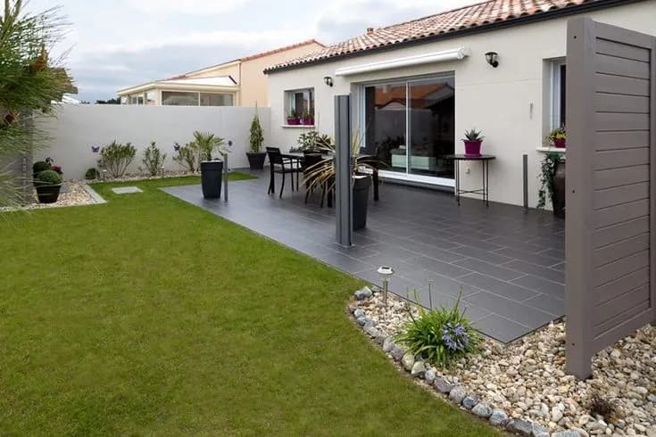 Terrasse en pierre naturelle élégante