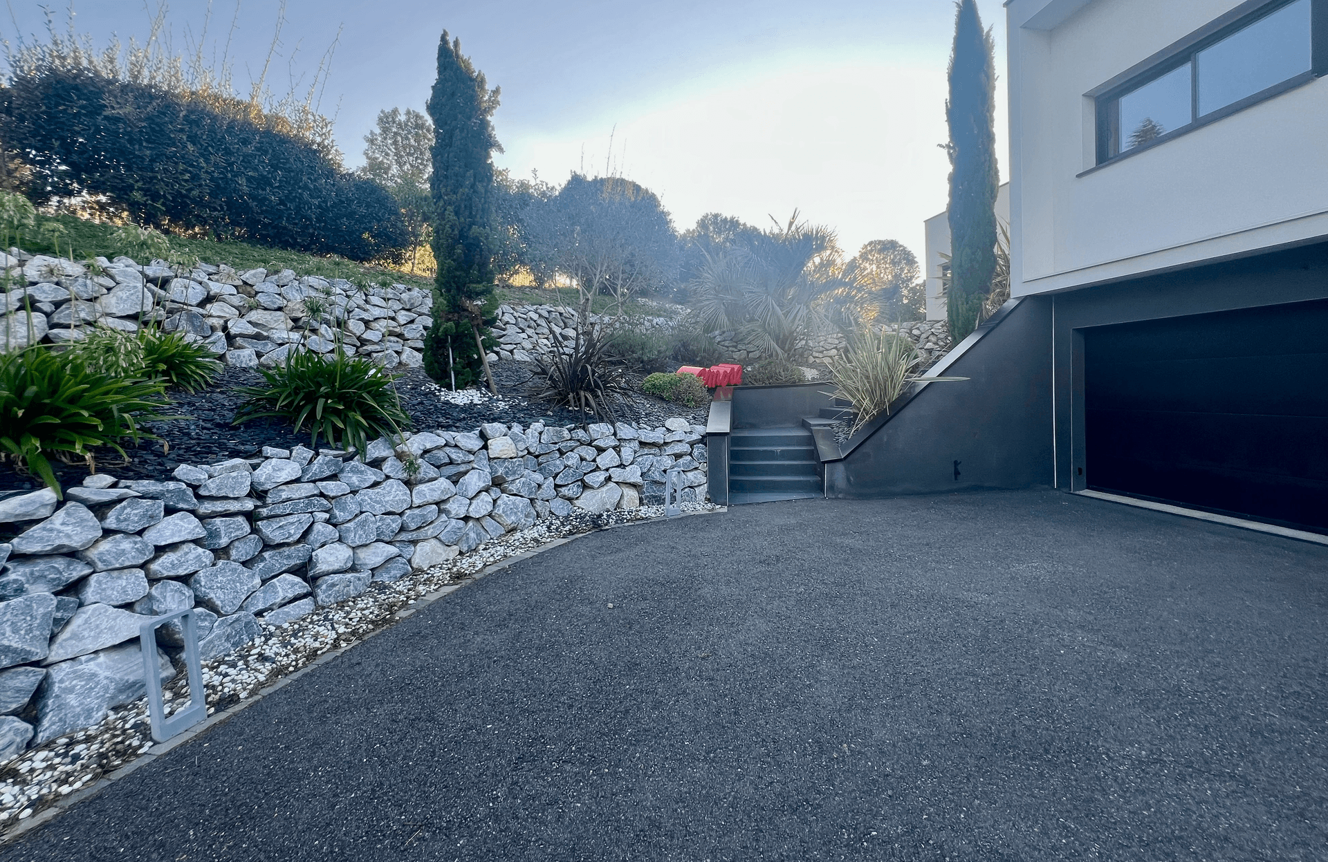 Allée en béton désactivé