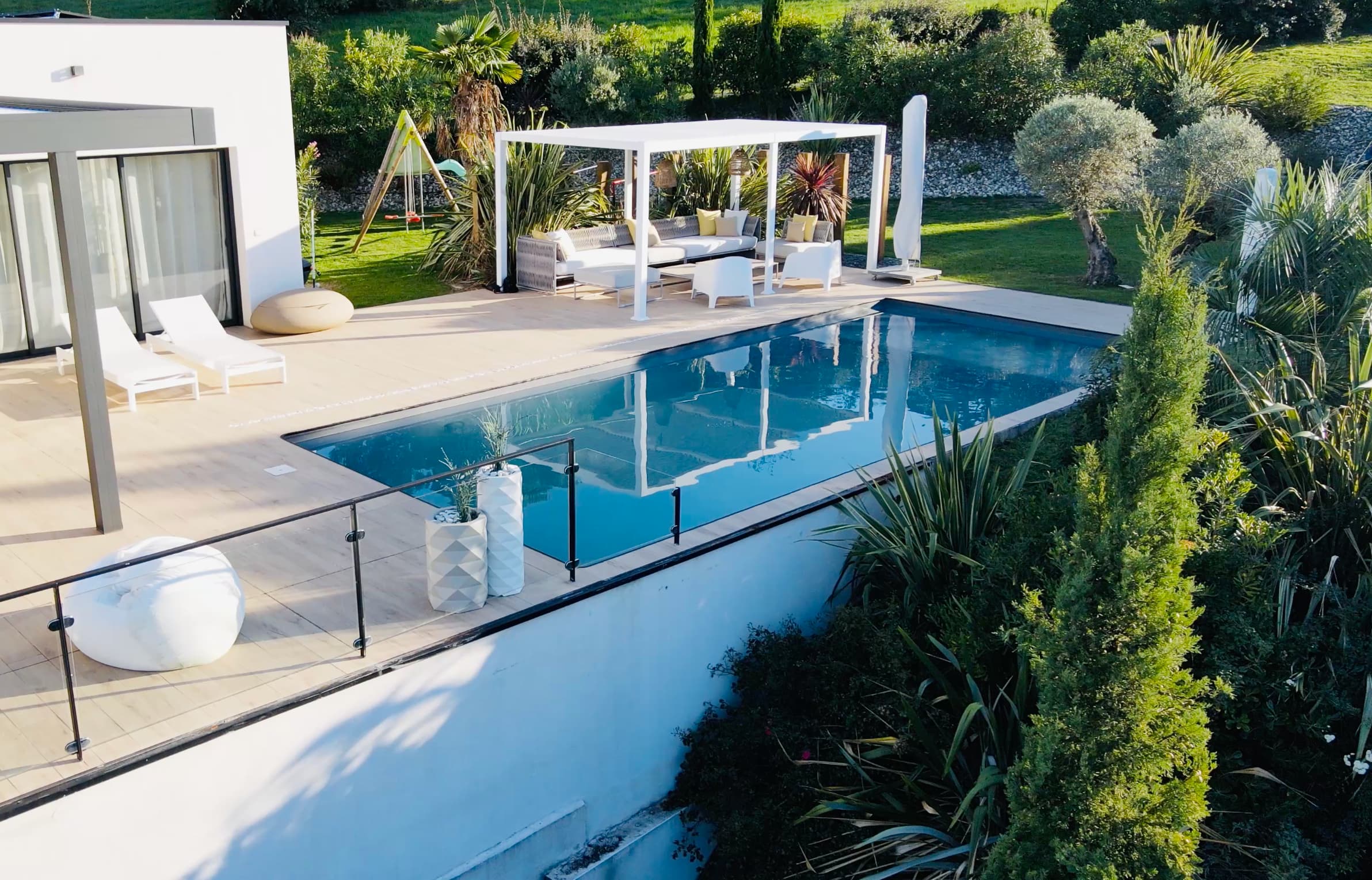 Miniature de la vidéo Vue aérienne d’un jardin d’exception avec piscine